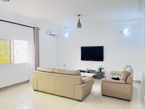ห้องส่วนกลางสำหรับนั่งเล่น/ดูทีวี, Appartements modernes, Wifi, TV - Yaoundé, Omnisports (Appartements modernes, Wifi, TV - Yaounde, Omnisports) in ยาอุนเด