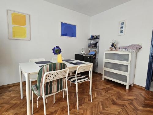 One-Bedroom Apartment image 9