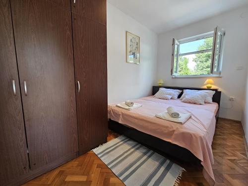 One-Bedroom Apartment image 6