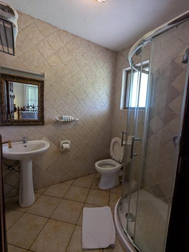 浴室, Kwezi Cottage at The Great Rift Valley Lodge & Golf Resort Naivasha in 奈瓦沙