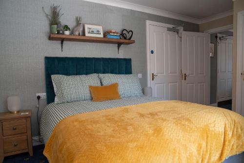1 double bed, 2 twin beds