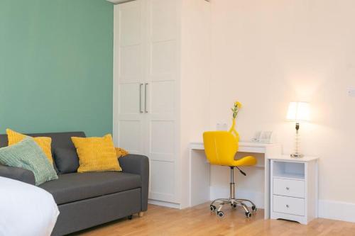 Trendy 1BR in West Kensington -opposite Station, Londyn (zdjęcie 3)