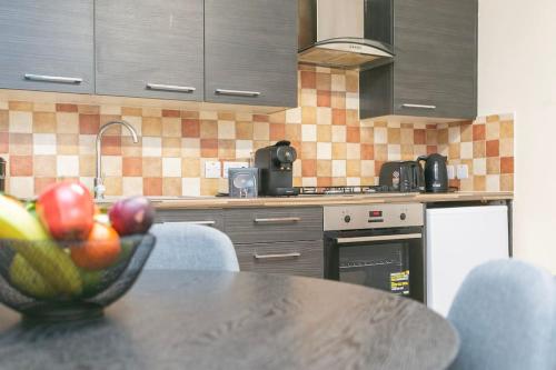 Trendy 1BR in West Kensington -opposite Station, Londyn (zdjęcie 10)