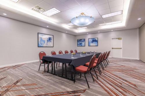 Embassy Suites by Hilton Convention Center Las Vegas - image 9