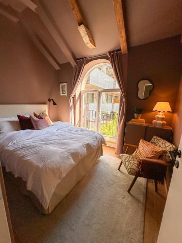 Groups & families, FREE parking, three bedrooms, two baths