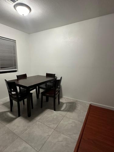 Big Cozy Room in Hawaiian Gardens, USA