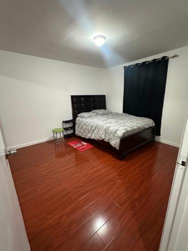 Big Cozy Room in Hawaiian Gardens, USA