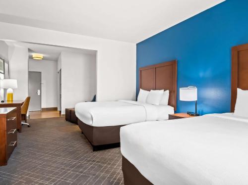 2 queen beds, 1 sofa bed