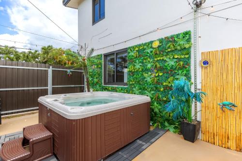New 2Bedroom 2Bath House with Private Backyard & Jacuzzi in Miami, USA