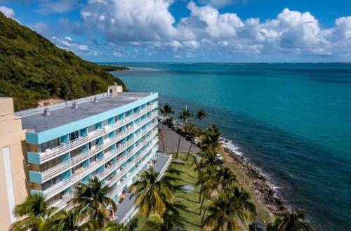 Beautiful Ocean Blue Love oceanfront apartment in Fajardo
