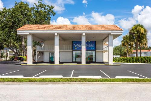 Developer Inn Express Fundamental, a Travelodge by Wyndham in Kissimmee, USA