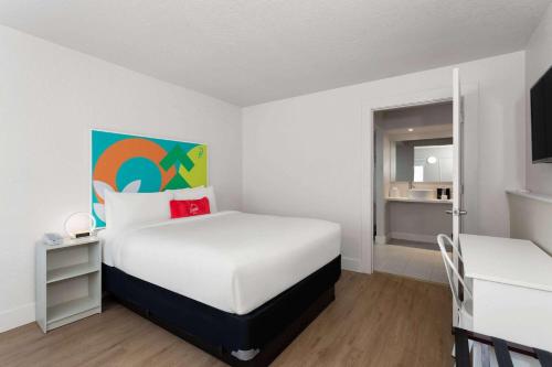 Travelodge by Wyndham Orlando Lake Buena Vista South Room Type - Queen Room with Roll-In Shower - Mobility/Hearing Accessible - Non-Smoking