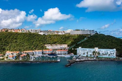 Beautiful Ocean Blue Love oceanfront apartment in Fajardo