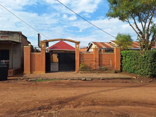 Buitenkant, Minjz Guest House in Iganga