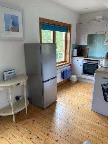 virtuve, Riverside Cottage with balcony and fishing jetty in Upton upon Severn
