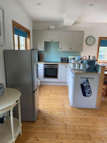 virtuve, Riverside Cottage with balcony and fishing jetty in Upton upon Severn