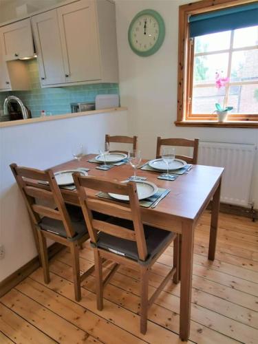 Iekārtas, Riverside Cottage with balcony and fishing jetty in Upton upon Severn