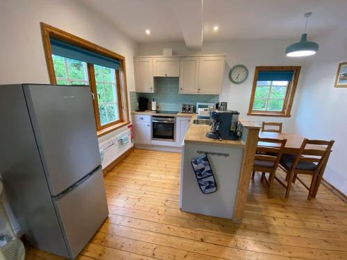 Riverside Cottage with balcony and fishing jetty in Upton upon Severn