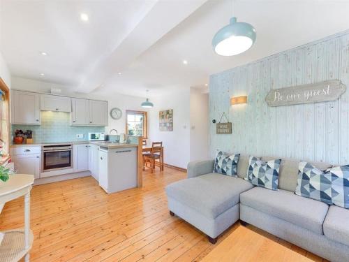 Riverside Cottage with balcony and fishing jetty in Upton upon Severn