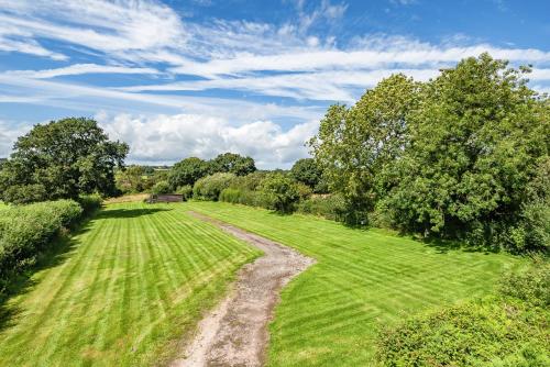 Exterior view, The Golden Fleece in Chard