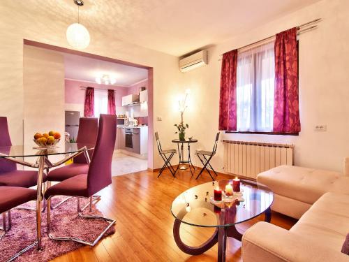 Deluxe One-Bedroom Apartment