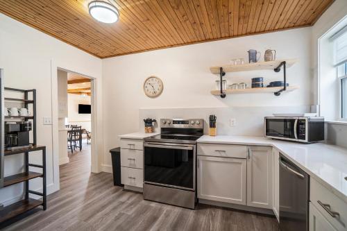 Center Suites - image 12