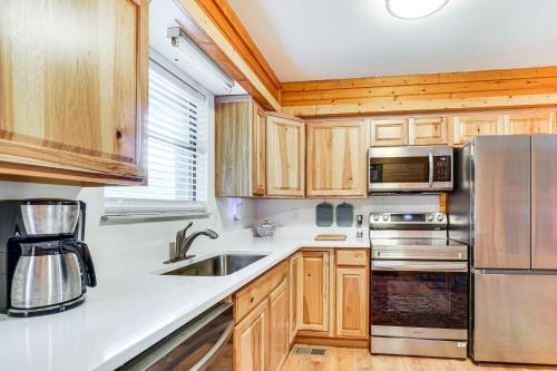 Sevierville Home with Hot Tub 3 Mi to Natl Park in Wear Valley, USA
