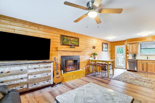Sevierville Home with Hot Tub 3 Mi to Natl Park in Wear Valley, USA