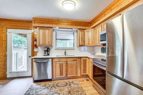 Sevierville Home with Hot Tub 3 Mi to Natl Park in Wear Valley, USA