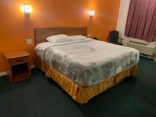 Hotel King Bed Hotel Studio 134 & Hot tub in Livingston, USA