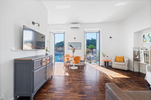 Sunlight Properties - Capitaine 54 - 1 Bedroom, stunning holiday rental apartment with balcony and port view, Nice (photo 4)