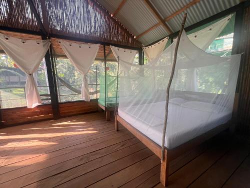1 king bed, 1 double bed, 2 twin beds