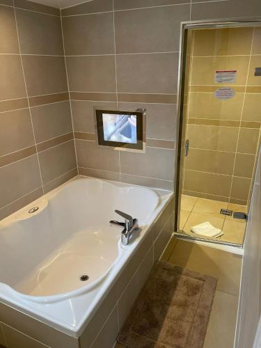 599849455 Windermere Boutique Hotel Spa Suites & Hot Tubs