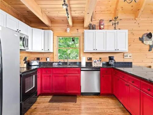 Holiday Cabin-fire Pit-hot Tub-48 Acres-asheville in Marshall, USA