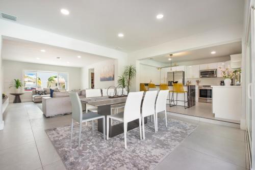 ห้องครัว, Miami 5BR Entertainer Heated Pool & Ping Pong L08 near อุทยานเขตร้อน