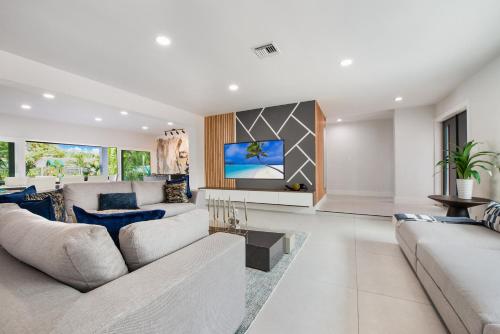 บริการและสิ่งอำนวยความสะดวก, Miami 5BR Entertainer Heated Pool & Ping Pong L08 near อุทยานเขตร้อน