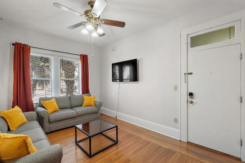 Downtown Den-King Bed~Heart of Eustis~Queen Sleeper~Upstairs~Bright & Happy in Eustis, USA