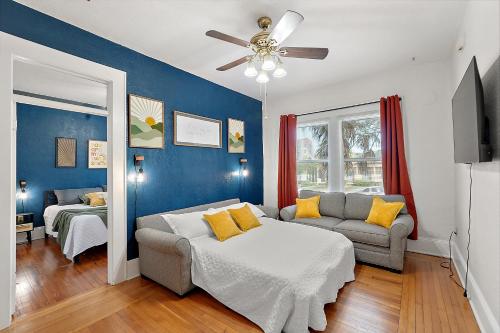 Downtown Den-King Bed~Heart of Eustis~Queen Sleeper~Upstairs~Bright & Happy in Eustis, USA