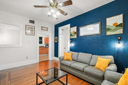 Downtown Den-King Bed~Heart of Eustis~Queen Sleeper~Upstairs~Bright & Happy in Eustis, USA