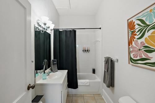 Downtown Den-King Bed~Heart of Eustis~Queen Sleeper~Upstairs~Bright & Happy in Eustis, USA