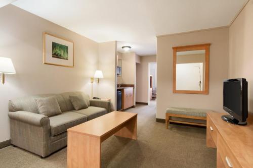 Days Inn & Suites by Wyndham Thunder Bay