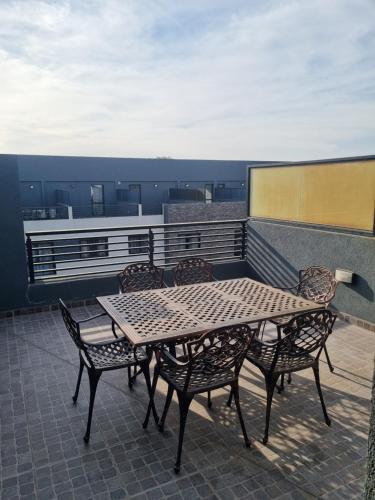 Depto triplex frente el lago - image 3