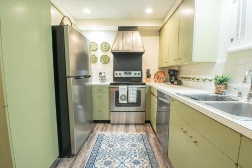 Broad Street Suites 1,2 & 3 - Sleeps 20 - Parking for 7 Vehicles - Downtown in Lake Geneva, Vereinigte Staaten von Amerika