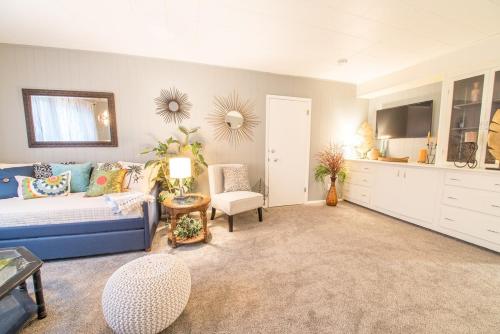 Broad Street Suites 1,2 & 3 - Sleeps 20 - Parking for 7 Vehicles - Downtown in Lake Geneva, USA