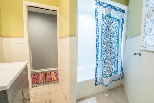 Broad Street Suites 1,2 & 3 - Sleeps 20 - Parking for 7 Vehicles - Downtown in Lake Geneva, USA