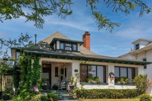 Historical Downtown Geneva Bungalow - Upper Unit - Parking for 3 - Walkable - Near Shops & Restaurants in Lake Geneva, USA