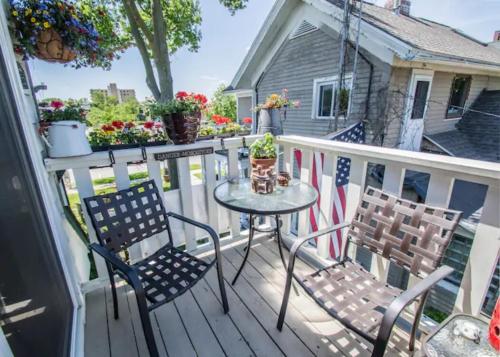Historical Downtown Geneva Bungalow - Upper Unit - Parking for 3 - Walkable - Near Shops & Restaurants in Lake Geneva, USA