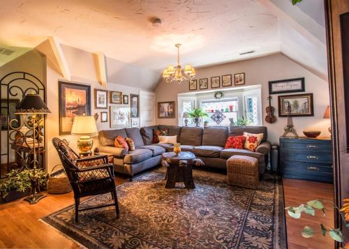 Historical Downtown Geneva Bungalow - Upper Unit - Parking for 3 - Walkable - Near Shops & Restaurants in Lake Geneva, USA