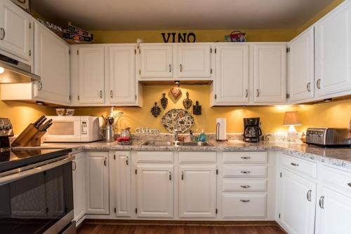 Historical Downtown Geneva Bungalow - Upper Unit - Parking for 3 - Walkable - Near Shops & Restaurants in Lake Geneva, USA