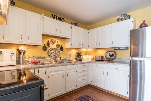 Historical Downtown Geneva Bungalow - Upper Unit - Parking for 3 - Walkable - Near Shops & Restaurants in Lake Geneva, USA